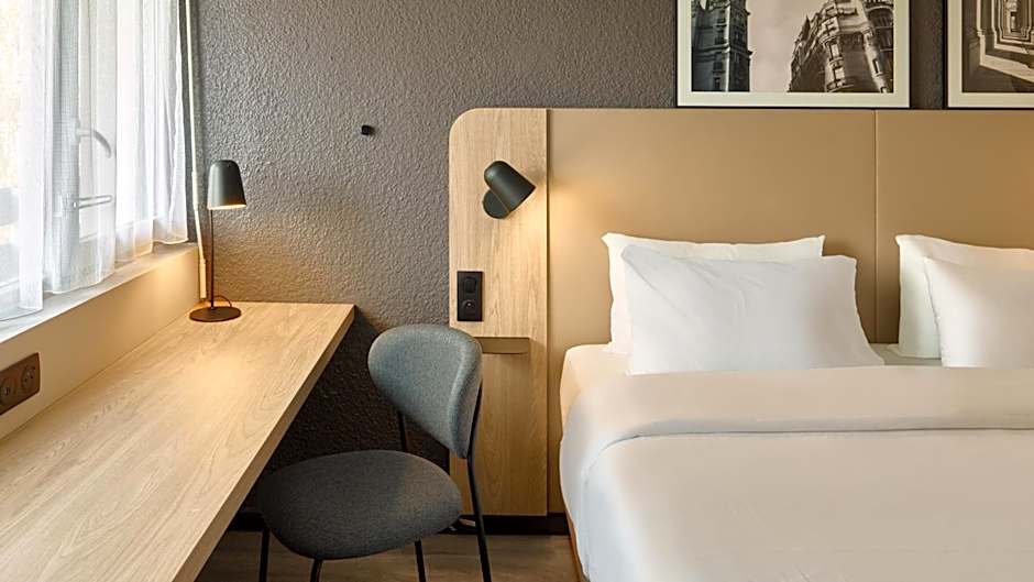 Campanile Les Ulis Hotel