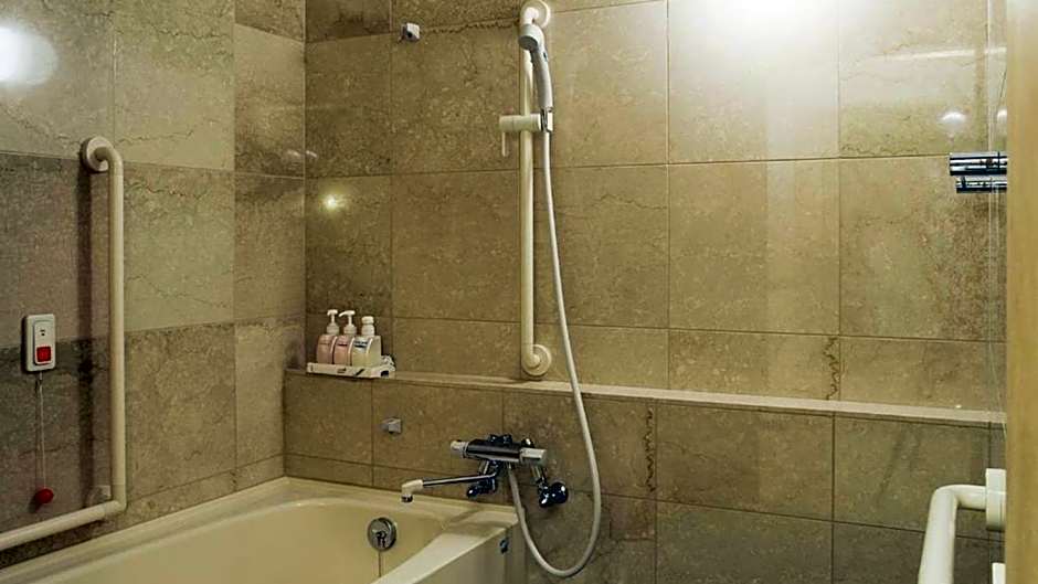 Toyoko Inn Yokohama Shinkoyasu Ekimae