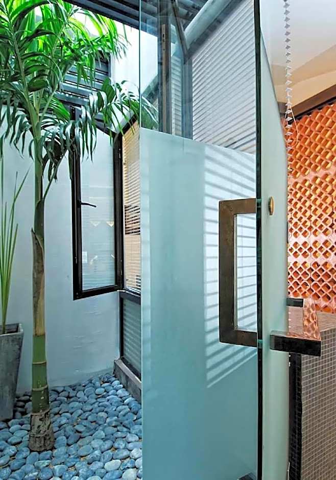 Courtyard At Heeren Boutique Hotel