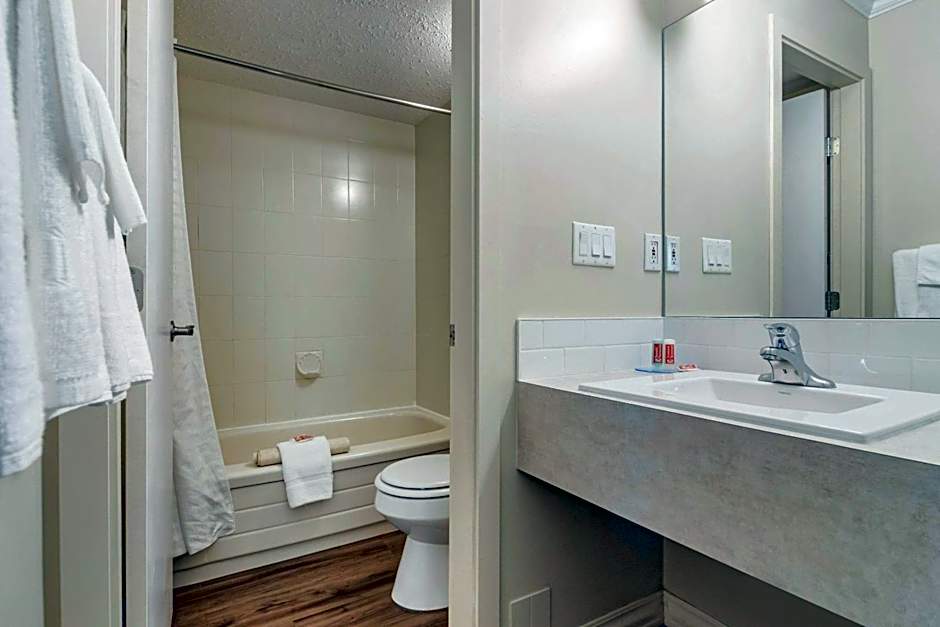 Econo Lodge Inn & Suites