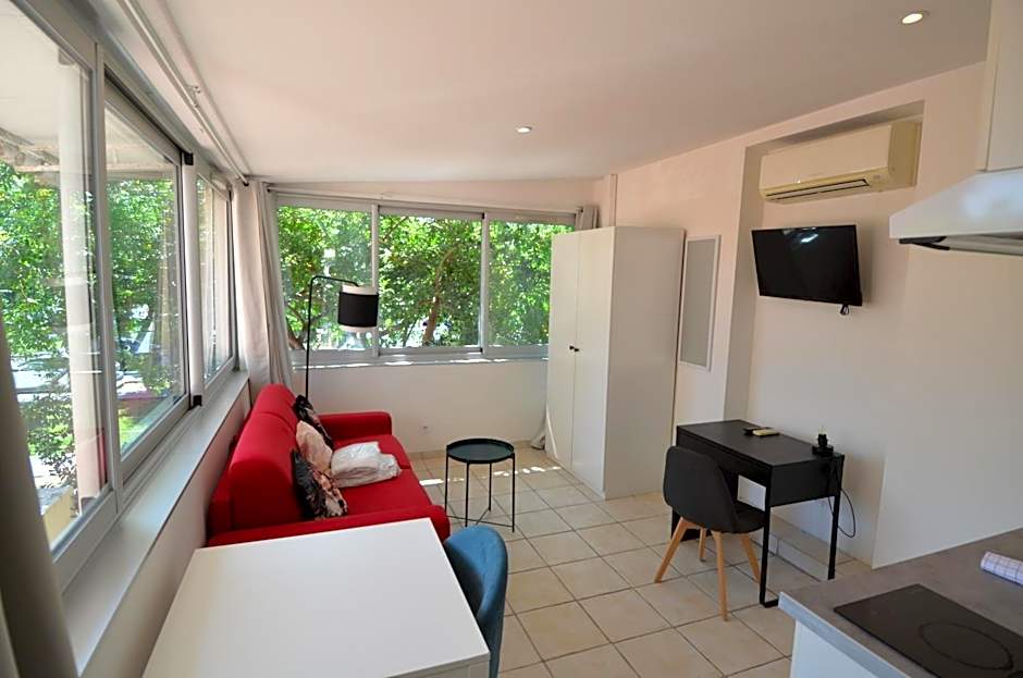 STUDIO CASSIN - next to tramway line 2 near airport