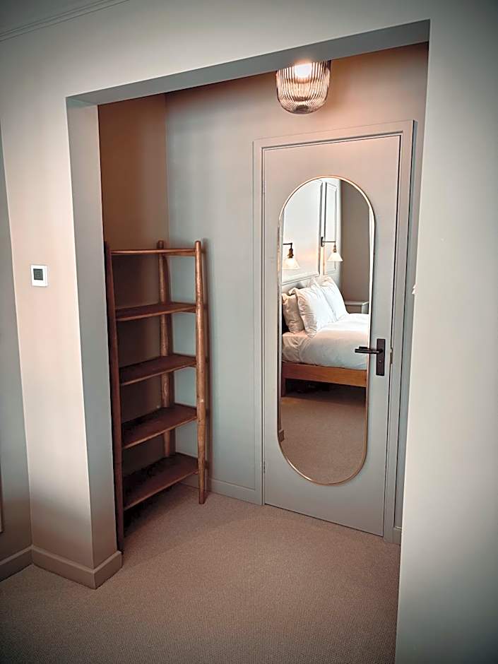 ROOMS AT THE QUAYSIDE - stylish en-suite rooms on Poole Quay all fully refurbed