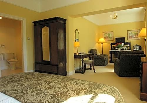 Ross Lake House Hotel