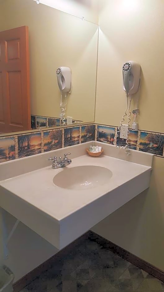 Longliner Lodge and Suites