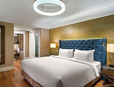 Superior Suite with Lounge Access