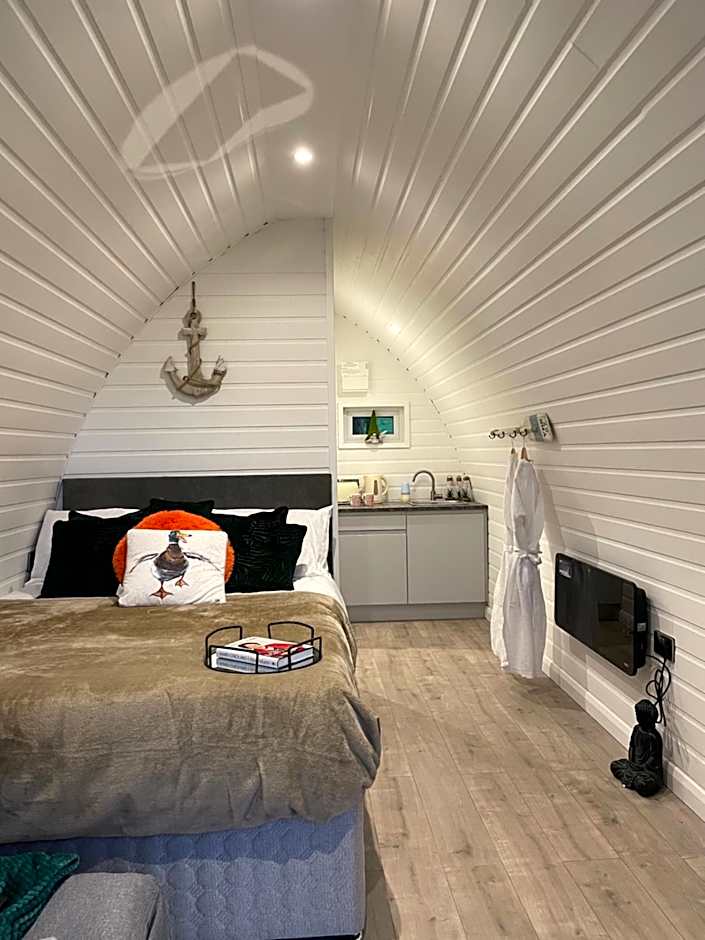 Paddock Pod - Sleeps 4 & Roofed Over Private Hot Tub & NEW SAUNA