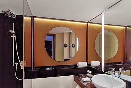 Deluxe Room, 1 King Bed, Balcony, Pool View