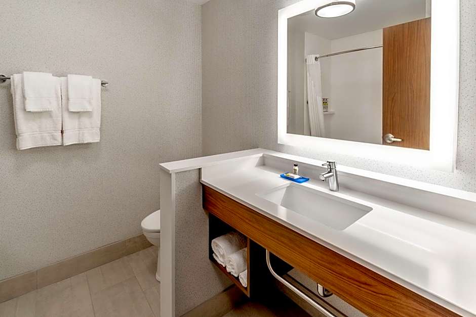 Holiday Inn Express & Suites Milwaukee - West Allis By IHG