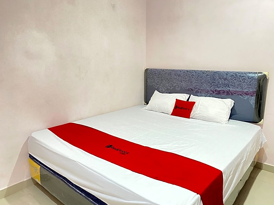 RedDoorz @ Homestay Madu Makassar
