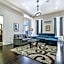Stylish 4BR condo in Downtown by Hosteeva