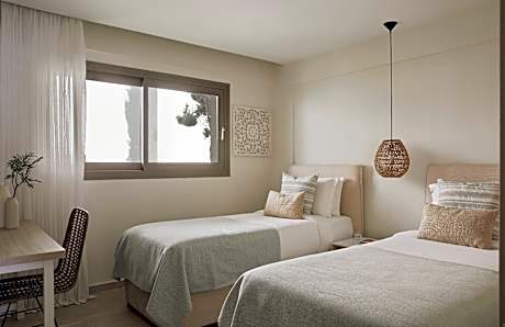 1-Bedroom Sea View Swim Up Suite