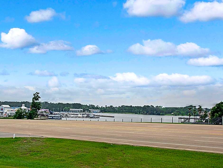 Super 8 by Wyndham Montgomery/ Lake Conroe
