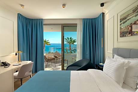 Deluxe room with balcony and sea view