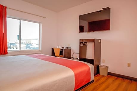 King Room with Roll-in Shower - Disability Access - Non-Smoking