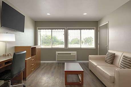 Two-Bedroom Queen Suite - Non-Smoking