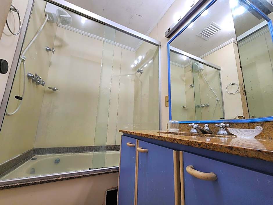 Lindo Flat Capitania Varam , WI FI , 2 aparelhos de ar condicionado , serviço de praia , enorme sacada com vista ao mar e telas de proteção para as crianças , 3 piscinas