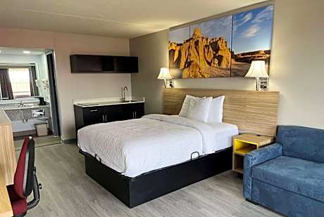 1 Queen Bed Efficiency Room 2nd Floor Non-Smoking