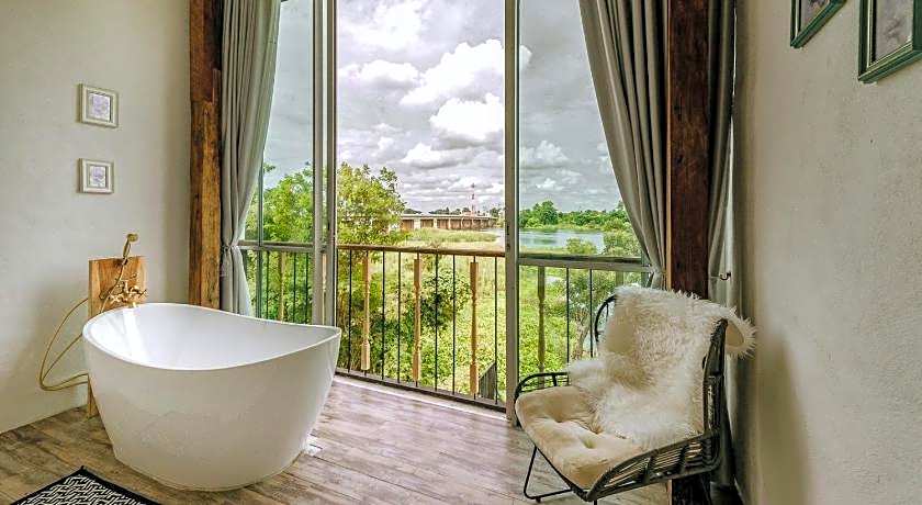 White Wall Riverfront Hotel