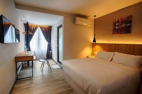 PREMIER QUEEN WITH WINDOW