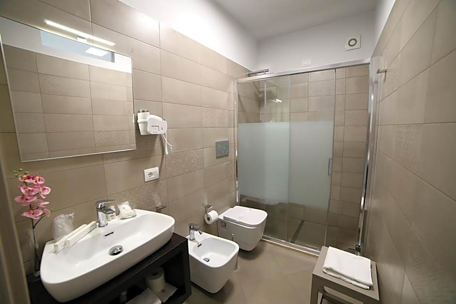 8room hotel