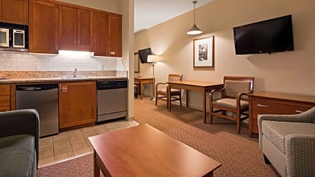 Suite-1 King 1 Queen Non-Smoking Sofabed Kitchenette Microwave Fridge Wi-Fi Full Breakfast