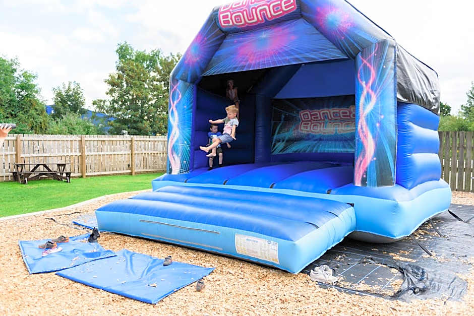 The Britannia Inn & Waves Restaurant