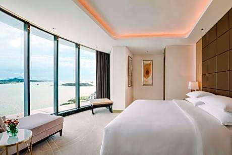 Ambassador Suite, Club level, 1 Bedroom Executive Suite