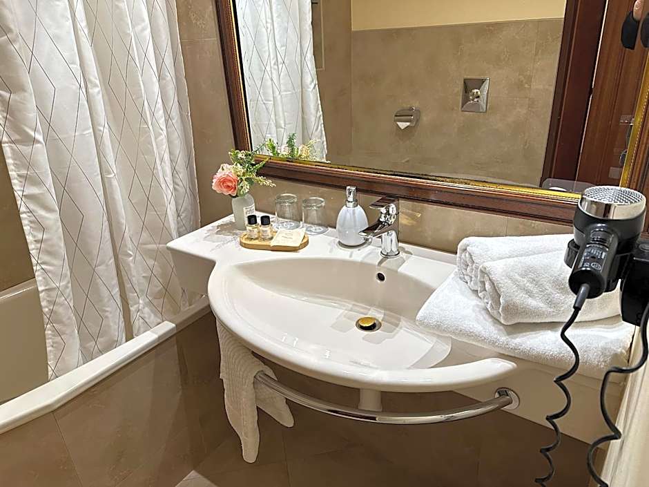 FLEUR DE LIS HOTEL