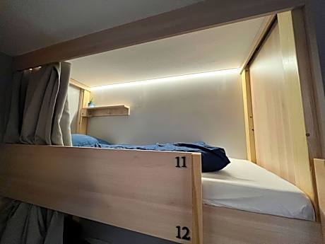 Bed in 6-Bed Mixed Dormitory Room