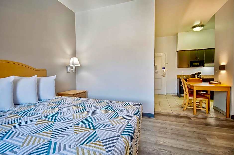 Studio 6 Bakersfield