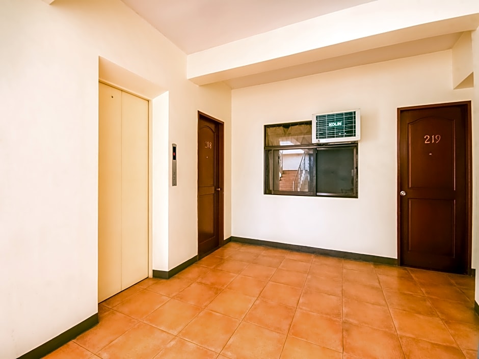 Vaccinated Staff - Capital O 465 Ford's Inn