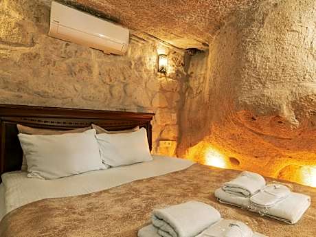 Room 9 Honeymoon Deluxe Cave Suite