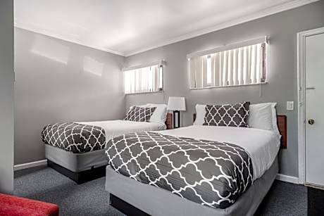 Browntown Room for 4: Comfort, WiFi & Parking