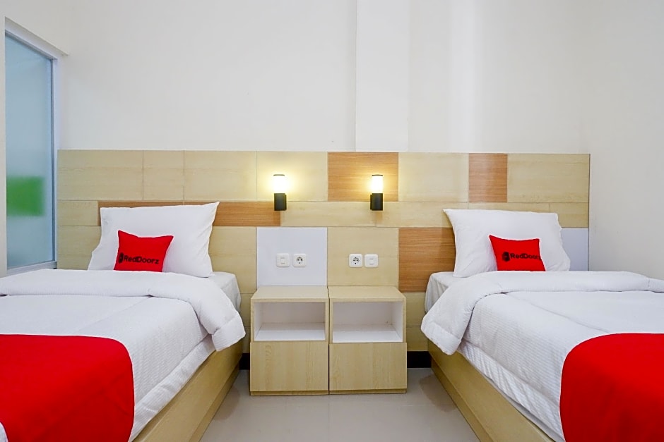 RedDoorz Plus near Pasar Gede Solo