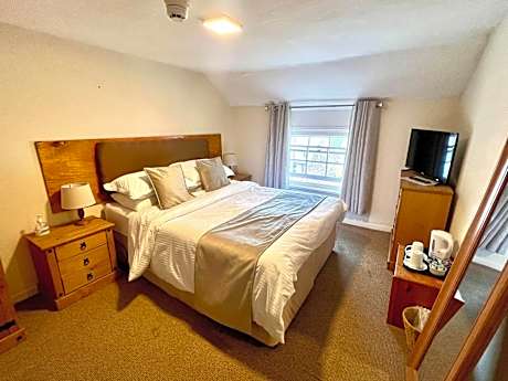 Double or Twin Room Without Shower