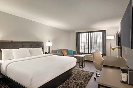 Deluxe 1 King Bed with Sofa Bed, Upper Floor, Non-Smoking