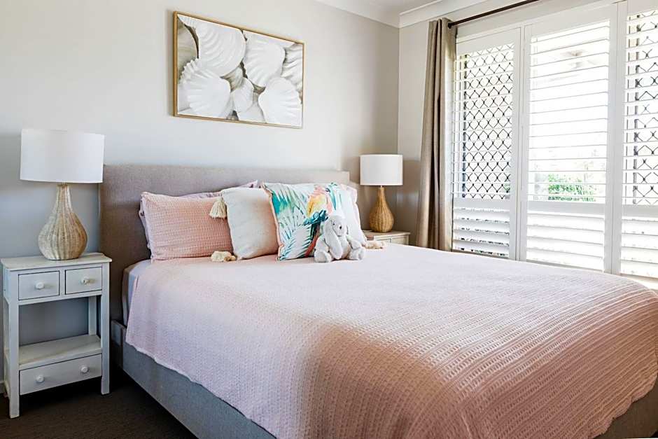 Entertainer's Paradise! Child & pet friendly Pool spa, movie room - close to Australia Zoo