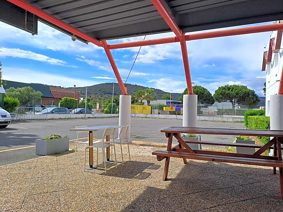 HOTEL THANIA