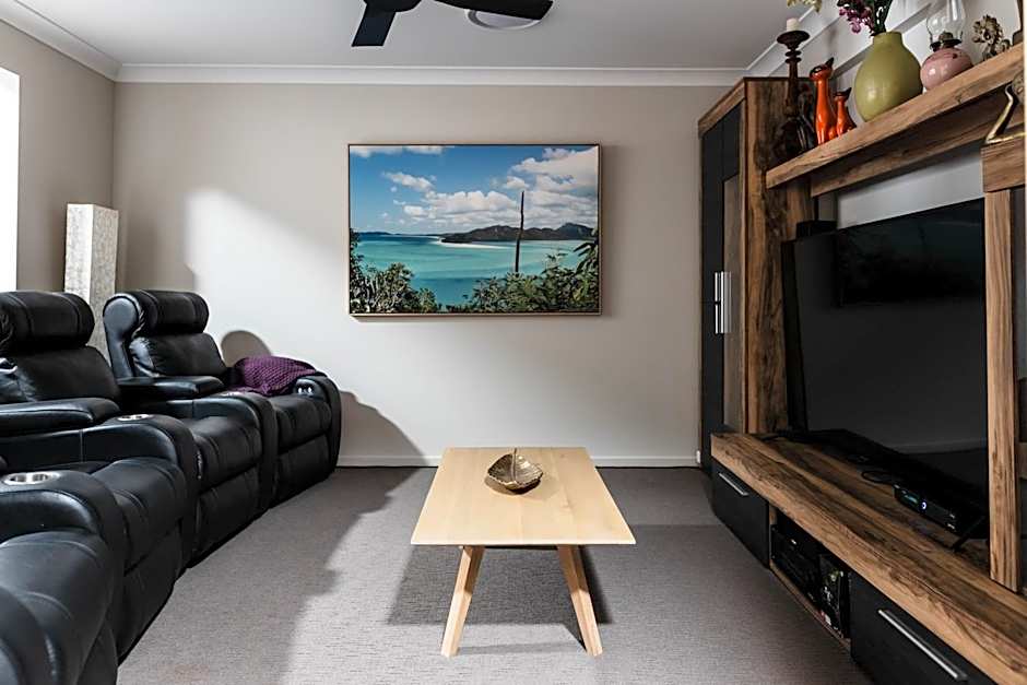 Entertainer's Paradise! Child & pet friendly Pool spa, movie room - close to Australia Zoo