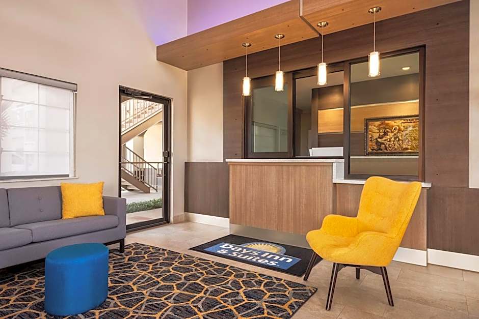 Days Inn & Suites by Wyndham Houston Hobby Airport