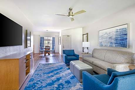 One-Bedroom Deluxe King Suite