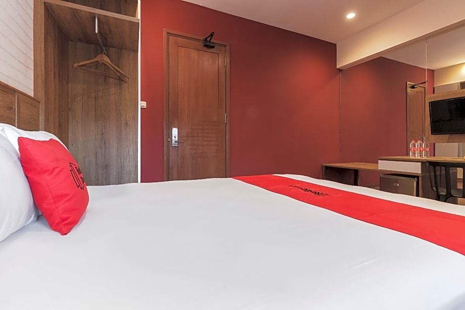 RedDoorz Plus @ CBD Bintaro