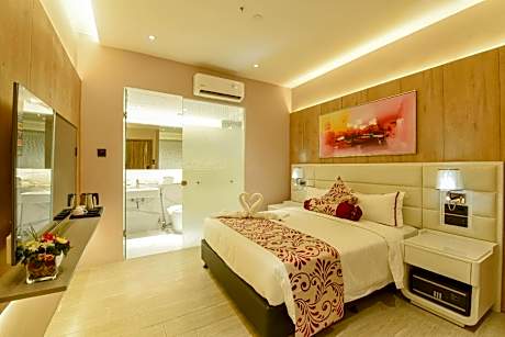 Standard Queen Room (no window)