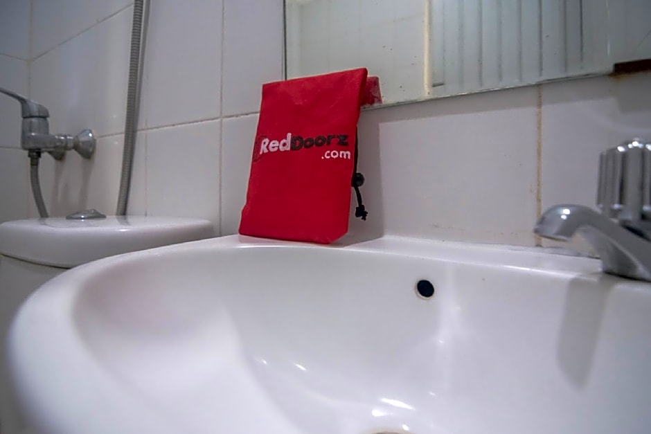 RedDoorz near RS Husada