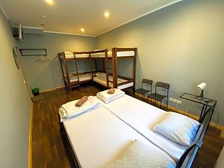 Economy Family Room with Shared Bathroom Nr. 7