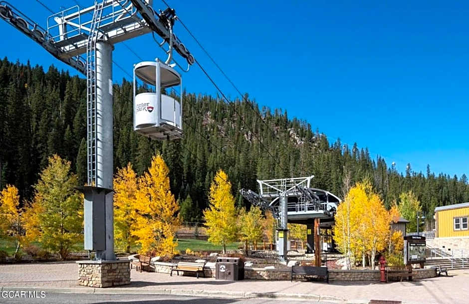 Comfy condo next to Gondola