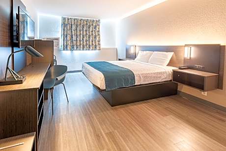 1 Queen Bed | ADA/RI Shower, Non-Smoking