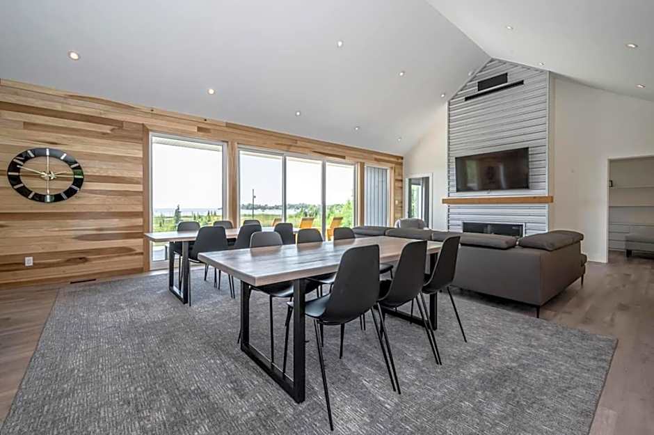 Huronia Luxury Lakefront Views & Game Room!