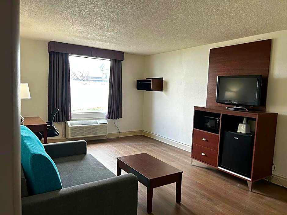 Econo Lodge Inn & Suites