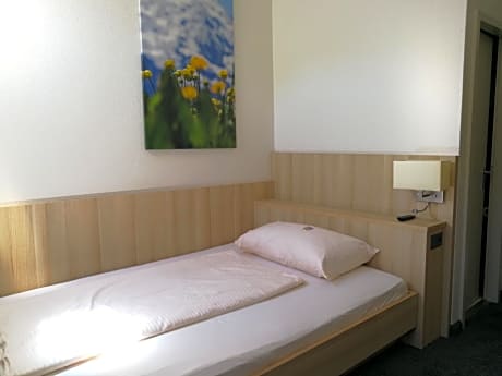 Standard Twin Room with Air Conditioning